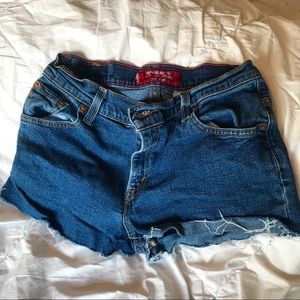 Cutoff Levi’s jean shorts, high-waisted